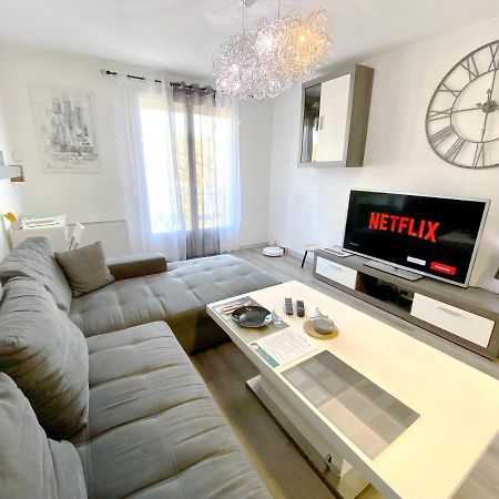 Le Cafe Charmant, Appartement Dans Immeuble Avec Parking Barriere, Balcon LʼArbresle Exterior foto